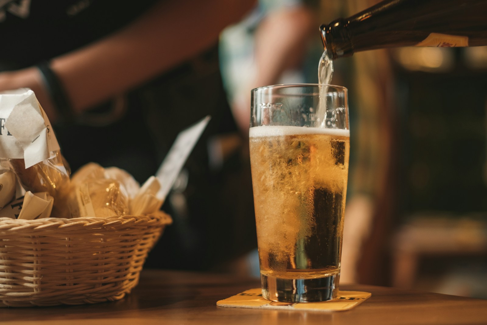 Jéghideg Asahi Super Dry csapolt sör a bárpultnál