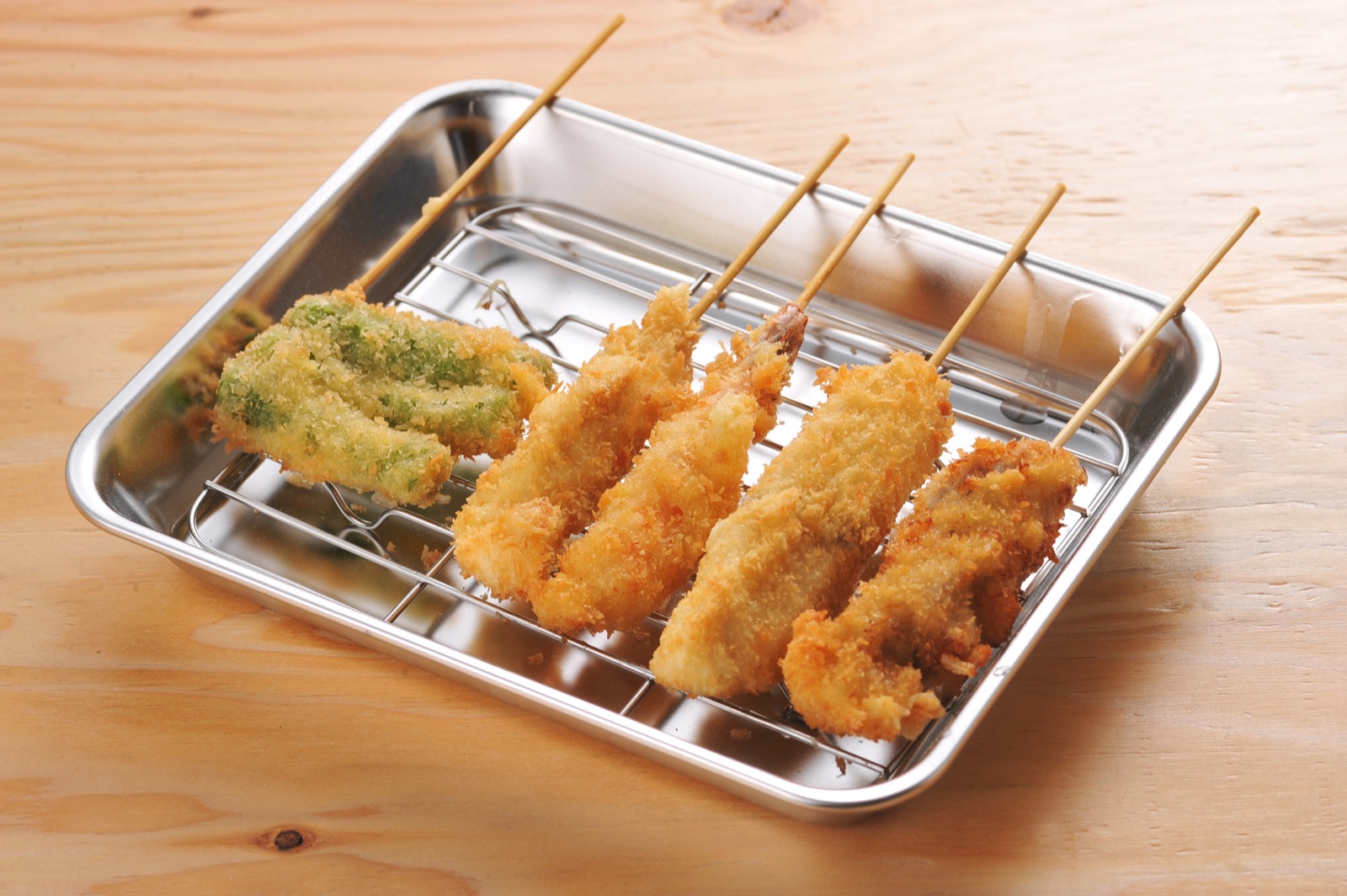 Pankómorzsás kushikatsu nyársak aranybarnára sütve, tare mártogatóssal