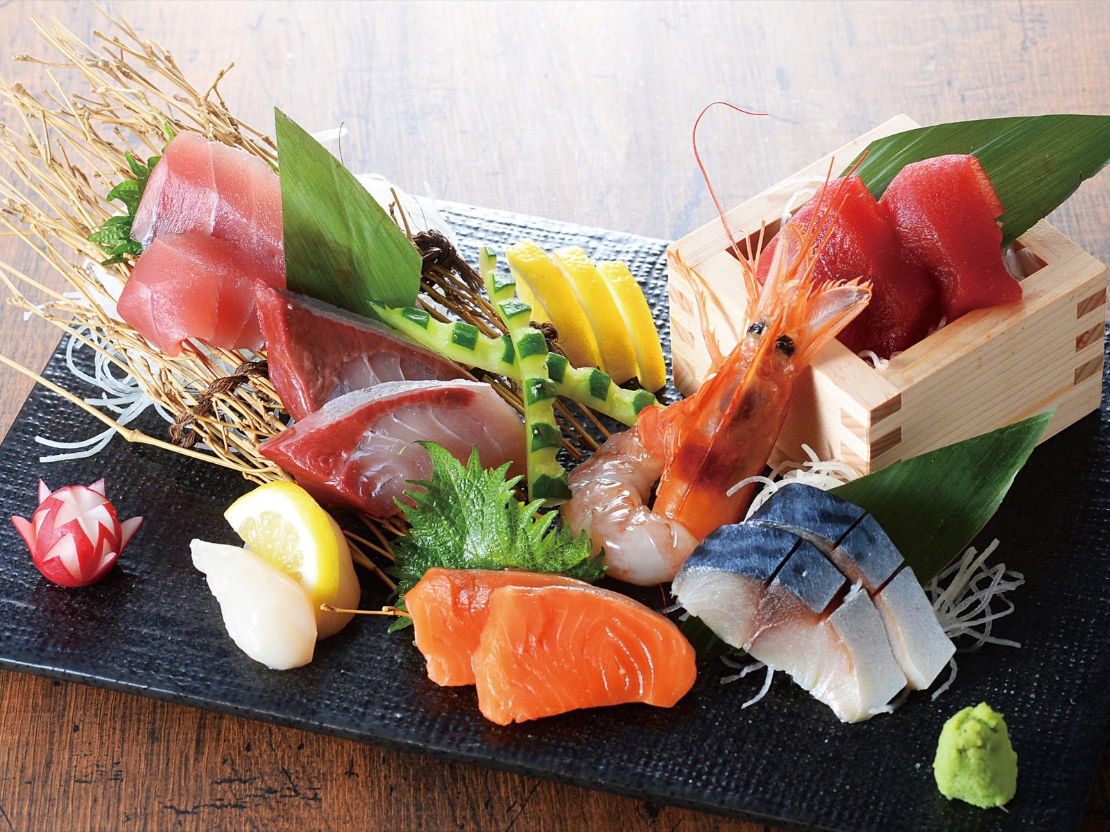 Sashimi tál lazaccal, kékúszójú tonhallal és fésűkagylóval